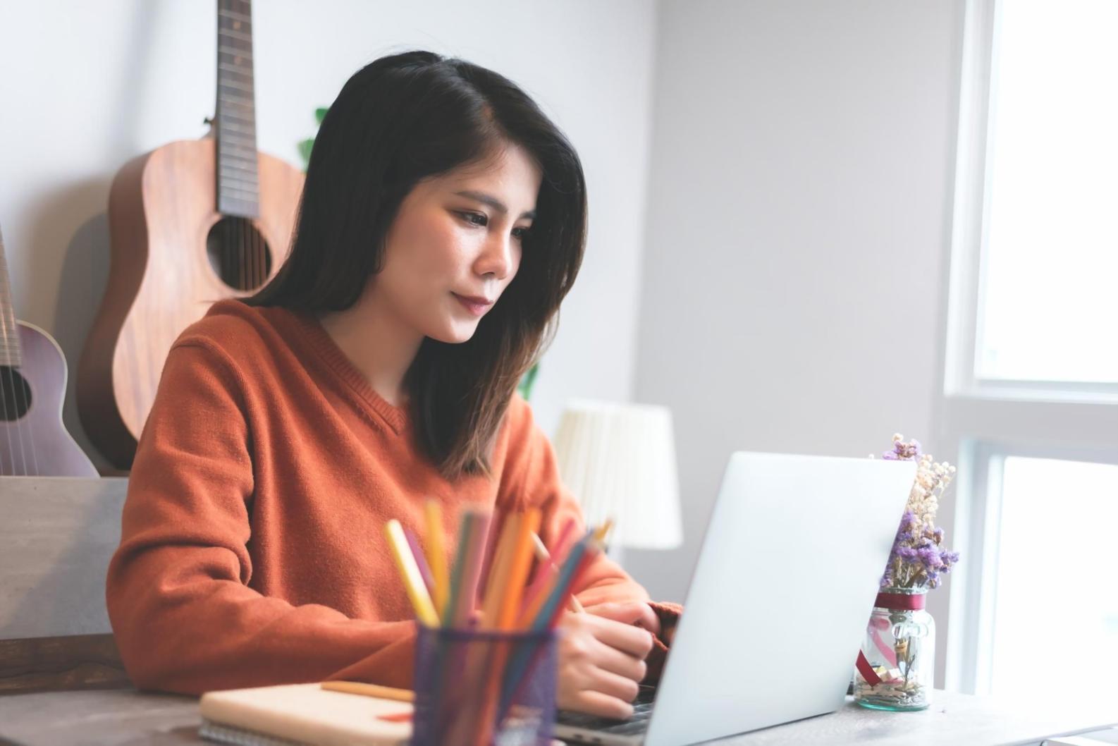 Équipe de professionnels analysant des projections financières